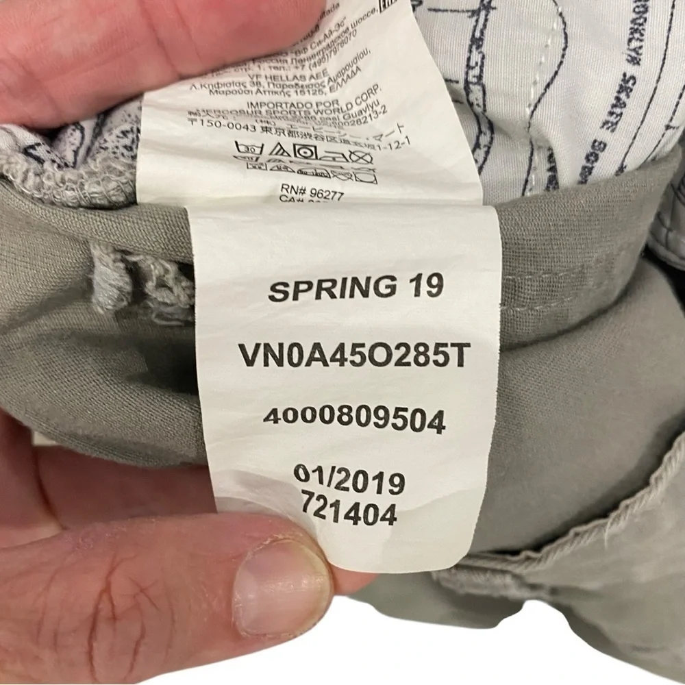 VANS men’s Gray Flat Front Shorts Casual Style skater short sz 28 unisex tomboy